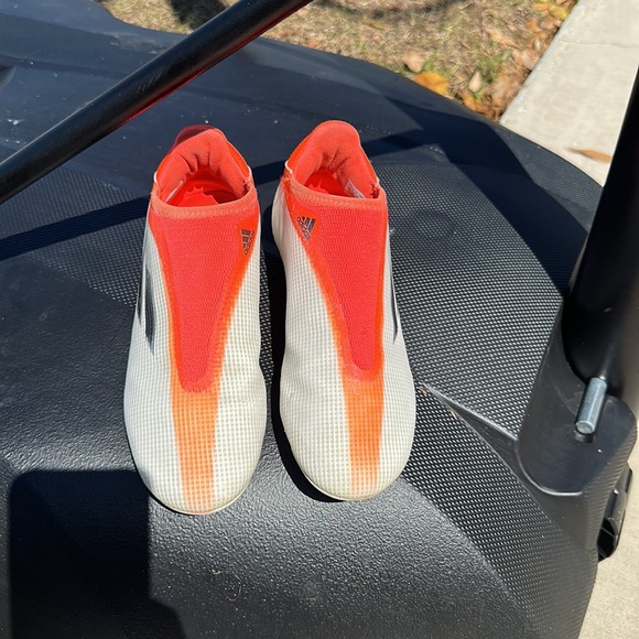 BOYS ADIDAS SOCCER CLEATS SIZE 4 …..$35 - Picture 4 of 6